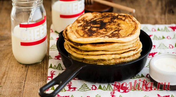 Пшенные блины по-мордовски

Время подготовки: 2 ч.
Время готовки: 50 мин.
Количество порций: 4-6.
Сложность приготовления: легкая.

Ингредиенты:
300 г муки.
1 стакан пшена.
350–400 мл жирного молока.
4 яйца + 2 желтка.
20 г свежих или 10 г сухих дрожжей.
3 ст. л. сахара.
1 ч. л. соли.
1–2 ст. л. сливочного масла.
Мед и сметана для подачи.

Способ приготовления:
Шаг 1:
Измельчите пшенную крупу в муку при помощи кофемолки или мощного блендера.

Шаг 2:
Подогрейте 1 стакан мол...