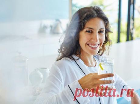 9 причин начать пить лимонную воду Сегодня о лимонной воде слышали практически все – ее даже предлагают во многих ресторанах в качестве бесплатной альтернативы обычной воде. В чем же секрет ее популярности и какими свойствами она облад...