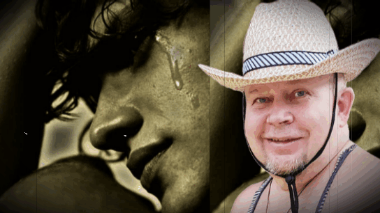 Мужчины никогда не плачут.
Они все носят чёрные очки,
И им всегда сопутствует удача,
Мерцающая где-то впереди...