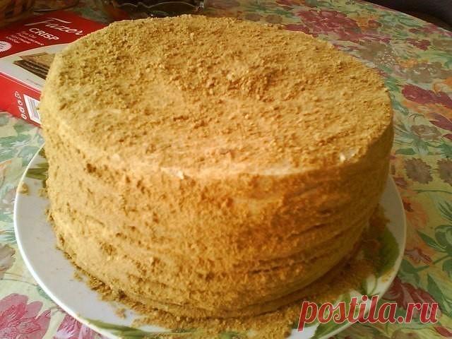 БОЖЕСТВЕННЫЙ ТОРТИК. Просто тает во рту

Ингредиенты: 

- Мука — 500-550 г 
- Сахар — 200 г 
- Яйцо куриное — 2 шт. 
- Мед — 100 г 
- Сливочное масло — 100 г 
- Сода —1 ч. л. 
- Вареная сгущенка — 400 г 
- Сливочное масло — 200 г 

Приготовление: 

1. Взбить яйца с сахаром. Сливочное масло (100 г) смешать с медом. Растопить. 
2. Добавить соду и варить до насыщенного карамельного цвета. Снять с огня. Мешать еще одну минуту. Ввести яичную массу. 
3. Добавить муку. 
4. Замеси...