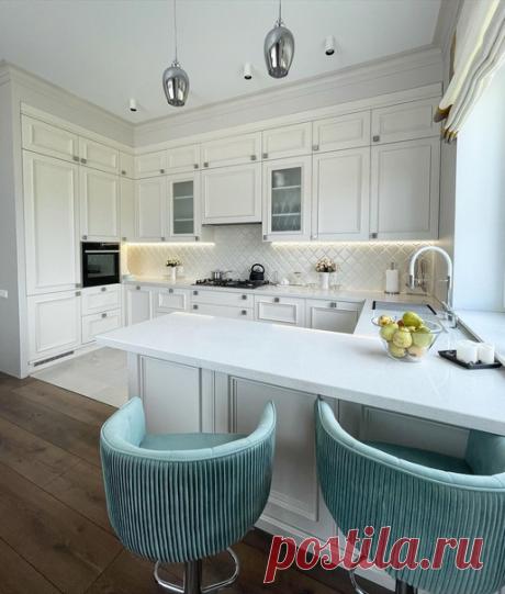 Классические массивные фасады в американском стиле переплетаются с мельчайшими деталями, изысканными металлическими элементами. Раковину вынесли к окну