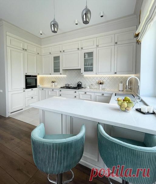 Классические массивные фасады в американском стиле переплетаются с мельчайшими деталями, изысканными металлическими элементами. Раковину вынесли к окну