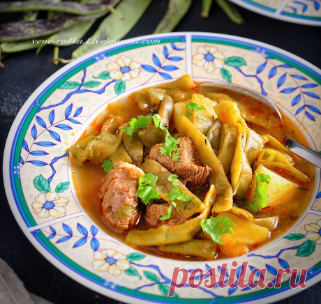 Мясо тушеное с молодой стручковой фасолью + заготовка из фасоли на зиму Сейчас начался сезон молодой стручковой фасоли. На рынке у торговцев горы этой фасоли, и мимо сложно пройти.Она ещё не достигла зрелости, её молодые стручки с нежными зёрнышками внутри. В таком виде е…