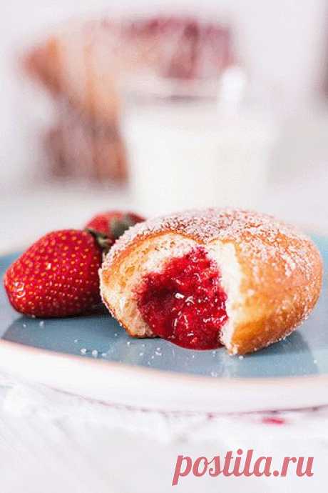 идеальные летние пончики с клубникой.