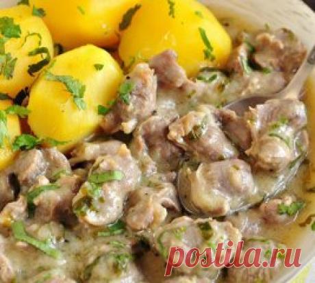 ГОТОВИМ КУРИНЫЕ ЖЕЛУДОЧКИ: ТОП - 6 БЛЮД 🍴
1. Куриные желудки по-быстрому
ИНГРЕДИЕНТЫ:
● 500г куриных желудков, 
● 2 луковицы, 
● 3 ст.л. растительного масла, 
● ½ ч.л. соды, 
● специи по вкусу, 
● соль.
ПРИГОТОВЛЕНИЕ:
Промыть и обсушить пупочки, мелко нарезать лук, выложить его в казан с разогретым маслом, жарить до зарумянивания. Добавить к луку желудки, обжарить до выделения сока, всыпать соду – соус вспенится, когда пена сойдет, добавить специи, подсолить и перемешать ...