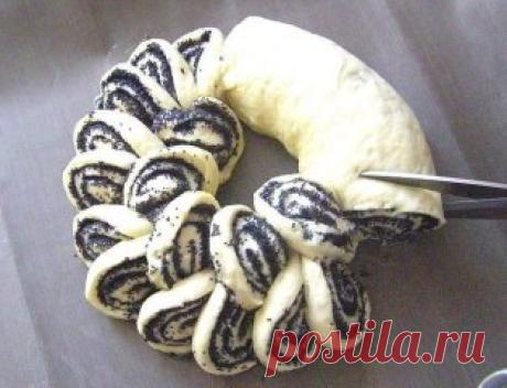 Пирог «Бабушкина салфетка»
Ингредиенты:
500 грамм муки
1 яйцо
1 ст.л. дрожжей
4 ст.л. сахара
1 стакан молока
1 ст.л. сливочного масла
3 ст.л. растительного масла
щепотка соли
Приготовление:
Замешиваем тесто, должно получится некрутое, ставим его подниматься на полчасика в теплое место, затем обминаем и еще полчаса даем подняться.
Пока поднимается тесто займемся начинкой. Полстакана мака поварить в воде (или в молоке, кому как нравится), можно при варке добавить 3 ст.л. сахара. Затем воду ну