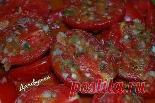 Быстрые помидоры по-корейски
Отличная закуска, которая радует любой праздничный стол - помидоры по корейски. Делается быстро и легко. Вкусно!
Ингредиенты:
-2 кг помидор порезать крупно (пополам)
-4 шт. болгарских перца
-2 головки чеснока
-зелень
Заправка:
-100 гр. уксуса
-100 гр. растит. масла
-100 гр. сахара
-2 ст. л. соли.
Приготовление:
Перец, чеснок (слова автора: я добавляла 2 шт. горького перца) перекрутить на мясорубке . Перемешать. Зелень порезать.
Укладывать слоями в 3-х литровую