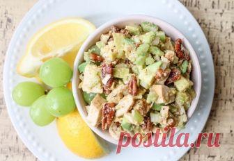 Любите авокадо? Тогда вы просто обязаны попробовать эти салаты!

Сохраните себе 

1. Салат с курицей и авокадо

Ингредиенты:

Орехи очищенные (обжаренные) — 1 стак.
Куриное филе — 1–2 шт.
Авокадо — 2 шт.
Лимон — 1 шт.
Соль — по вкусу
Перец — по вкусу
Виноград зеленый — 1 стак.

Приготовление:

1. Авокадо очищаем, удалив косточки.
2. Перекладываем мякоть авокадо в глубокую тарелку. Выдавливаем чуть больше половины сока лимона и перемешиваем.
3. Куриное филе нарезаем кубикам...