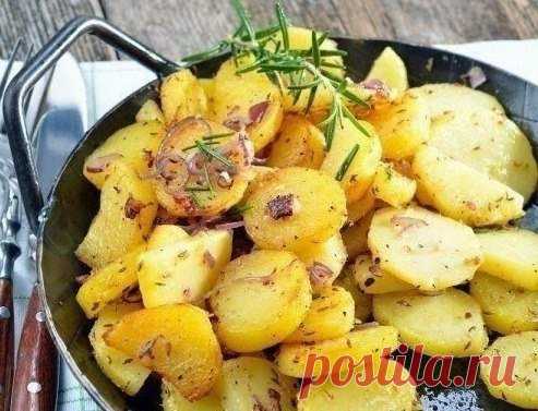 Советы хозяйкам для приготовления вкусного картофеля:

1. Отварной картофель будет вкуснее, если добавить в воду 3-4 зубчика чеснока, луковицу или немного укропа.

2. Картофель быстрее сварится, если в воду добавить ложку маргарина.

3. Чтобы на старом картофеле при варке не появились синие пятна , в воду нужно добавить немного уксуса.

4. Молодой картофель легко очиститься, если предварительно опустить его в холодную воду.

5. Картофель жарят на предварительно на разогрет...