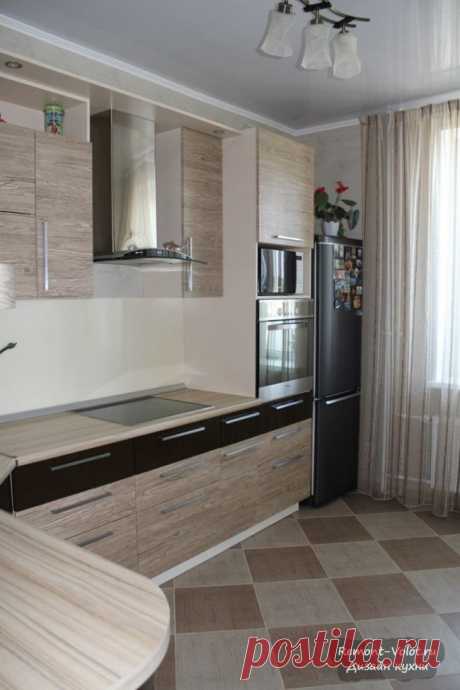 Современная кухня 12 кв.м. с фасадами под дерево