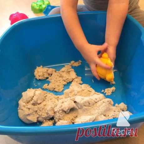 Принес Егору дед мороз #космическийпесок игрался очень долго! Признаться я и сама увлеклась. Песочница дома это то что надо👍🏼 Надо будет расширять ее😄