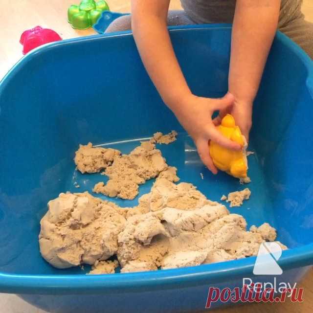 Принес Егору дед мороз #космическийпесок игрался очень долго! Признаться я и сама увлеклась. Песочница дома это то что надо👍🏼 Надо будет расширять ее😄