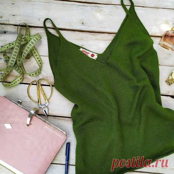 Базовая майка-топ на тонких бретелях

Источник: https://www.instagram.com/p/BzufrquIVvq/

На размер 42-44 у меня ушло 3,5 моточка пряжи «style» от yarn art 185м/50гр. Спицы #3,5.
Ширина изделия - 40см
Длина изделия - 58см
28 пет. в 10см и 36 рядов в 10см (до ВТО)
И 28*36 (после ВТО) как видите плотность не изменилась!
Кромочные петли включены в счёт.
В проймах и горловине убавки идут в край полотна.

Набрать 120 петель и вязать лицевой гладью. (Первый ряд я провязываю изна...