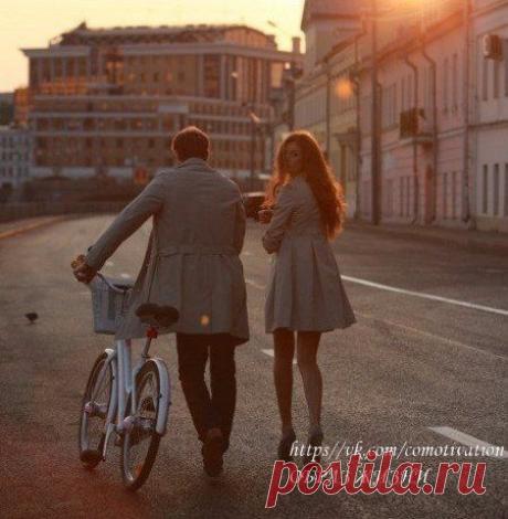 Снисходительно относиться к женским капризам может только по-настоящему сильный и уверенный в себе мужчина, лишённый комплексов и предрассудков. А слабый, в ответ на женскую истерику, продемонстрирует свою.