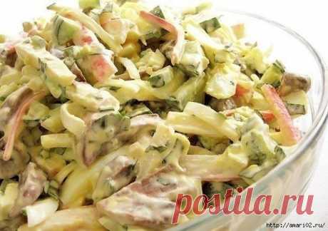 Салат из крабовых палочек с грибами и огурцами..