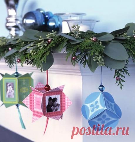 Новогодние украшения из бумаги можно мастерить вместе с детьми.
Обычай украшать новогоднюю ёлку пришел еще из давних времен. Считалось, что если повесить на елку новогодние украшения, сделанные своими руками, то в новом году исполняться самые заветные желания.