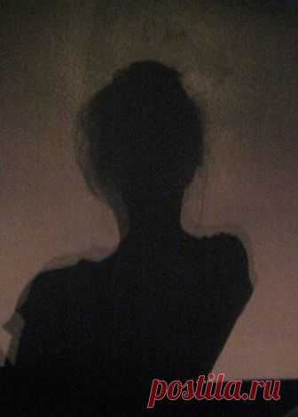 По улице моей который год 
звучат шаги - мои друзья уходят. 
Друзей моих медлительный уход 
той темноте за окнами угоден. 

Запущены моих друзей дела, 
нет в их домах ни музыки, ни пенья, 
и лишь, как прежде, девочки Дега 
голубенькие оправляют перья. 

Ну что ж, ну что ж, да не разбудит страх 
вас, беззащитных, среди этой ночи. 
К предательству таинственная страсть, 
друзья мои, туманит ваши очи. 

О одиночество, как твой характер крут! 
Посверкивая циркулем железным, 
ка...