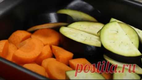 Как вкусно запечь овощи в духовке. 7 ошибок, которые многие хозяйки допускают при запекании  овощей в духовке
Запекать овощи в духовом шкафу можно и нужно.
Этот процесс не только не обременит вас, но и подарит много приятных моментов, связанных с приготовлением пищи.
Запеченные овощи — это необычайно вкусно, ароматно и полезно.
Овощи обладают массой положительных свойств, к тому же быстро готовятся.
И что самое главное – все необходимые ингредиенты найдутся у любой хозяйки.
Но как часто мы дел…