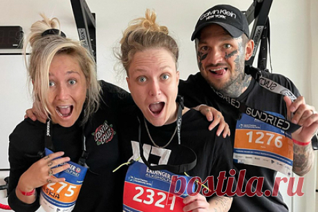 Жена влюбилась в девушку и пригласила ее в их с мужем семью. В Германии фитнес-тренер влюбилась в одну из своих учениц и рассказала о своей симпатии мужу. Мужчина с пониманием отнесся к чувствам бисексуальной жены и согласился познакомиться с ее подругой. Вскоре немцы стали жить втроем. В будущем трио хочет завести детей и планирует встретить старость вместе.