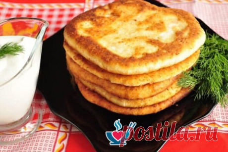 Сырные лепешки за 5 минут
#кулинарные_хитрости #лепешки 
 Ингредиенты
Кефир  — 1 Стакан
Соль  — 0,5 Чайных ложки
Сахар  — 0,5 Чайных ложки
Сода  — 0,5 Чайных ложки
Сыр тертый  — 1 Стакан
Мука пшеничная  — 2 Стакана
Как приготовить "Сырные лепешки за 5 минут"
1. Подготовьте необходимые ингредиенты.
2. В кефир добавьте соль, сахар, соду. Перемешайте.
3. Добавьте тертый сыр.
4. Затем всыпьте муку и хорошо перемешайте.
5. Выкладывайте ложкой в сковороду с разогретым маслом и о...
