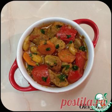 Свинина с фасолью и овощами. Ну просто божественно мягкое и очень вкусное мясо, пропитанное томатным соусом и ароматом овощей и приправ. А в сочетании с фасолью, все это дает ну просто восхитительный вкус. Можно кушать как готовое блюдо, а можно подать к вашему любимому гарниру.