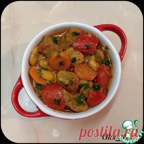 Свинина с фасолью и овощами. Ну просто божественно мягкое и очень вкусное мясо, пропитанное томатным соусом и ароматом овощей и приправ. А в сочетании с фасолью, все это дает ну просто восхитительный вкус. Можно кушать как готовое блюдо, а можно подать к вашему любимому гарниру.