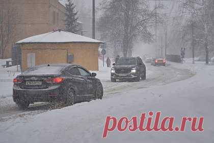Россиянам назвали способы завести машину в мороз. Самым эффективным способом завести автомобиль в суровый мороз является использование бустеров, рассказал гендиректор испытательной лаборатории «УслугиАвто» Юрий Пархоменко. По словам эксперта, для легковых автомобилей с бензиновыми двигателями достаточно силы пускового тока от 500 до 800 ампер.