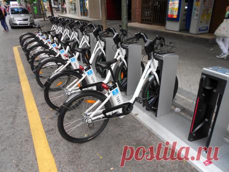 Мой штраф: 700 евро за езду на арендованном городском велосипеде (7 фото) | Чёрт побери Привет, это Франко! И меня оштрафовали в эту пятницу на 44470 рублей в центре города, столицы Испании, городе Мадрид. И оштрафовали меня, ни на машине, ни на мотоцикле, а на самом обычном электрическом городском велосипеде, на который даже прав иметь не нужно. Ну я ему говорю: - Послушайте Вася Офицер, я имею водительское удостоверение и по закону написано 0.5 промилле, какого чёрта пре...