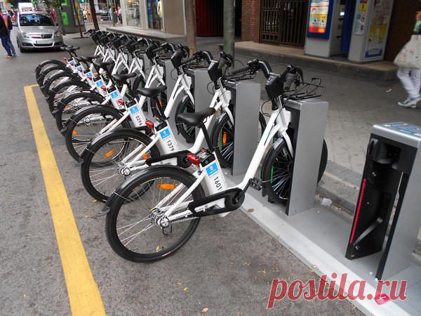 Мой штраф: 700 евро за езду на арендованном городском велосипеде (7 фото) | Чёрт побери Привет, это Франко! И меня оштрафовали в эту пятницу на 44470 рублей в центре города, столицы Испании, городе Мадрид. И оштрафовали меня, ни на машине, ни на мотоцикле, а на самом обычном электрическом городском велосипеде, на который даже прав иметь не нужно. Ну я ему говорю: - Послушайте Вася Офицер, я имею водительское удостоверение и по закону написано 0.5 промилле, какого чёрта пре...