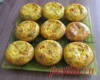 Кексы (или пирог) из плавленных сырков с зеленью честно говоря больше напоминают нежный омлет с начинкой, чем «кекс» как таковой. Но несмотря на небольшое несоответствие названию, они очень вкусные, сытные и нежные — отличный вариант для завтрака. Так же хороши как в горячем, так и в холодном виде.
