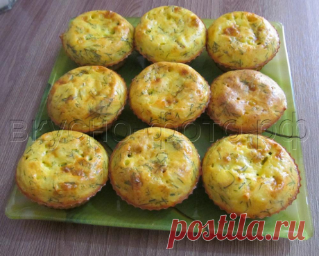 Кексы (или пирог) из плавленных сырков с зеленью честно говоря больше напоминают нежный омлет с начинкой, чем «кекс» как таковой. Но несмотря на небольшое несоответствие названию, они очень вкусные, сытные и нежные — отличный вариант для завтрака. Так же хороши как в горячем, так и в холодном виде.