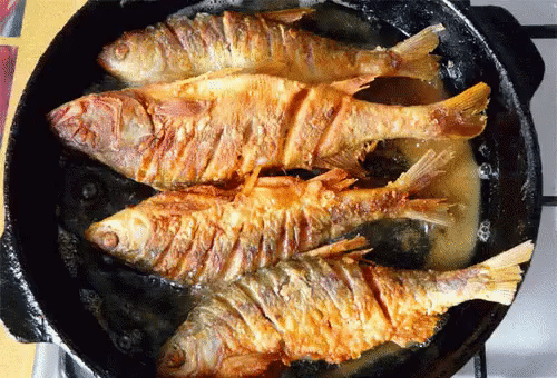 Как правильно жарить мясо и рыбу. 11 золотых советов хозяйке в копилочку, сохраните пригодиться    
Может показаться, что пожарить мясо и рыбу совсем просто. Достаточно лишь разогреть масло на сковороде и положить туда кусочки. Но, на самом деле, этот процесс требует определенных знаний. 
Выучив несколько правил жарки и применив их на практике, ваши блюда всегда будут нежными и сочными внутри, а также с румяной корочкой снаружи. 
Как вкусно пожарить мясо и рыбу 
1.Жарьте мясо и рыбу иск