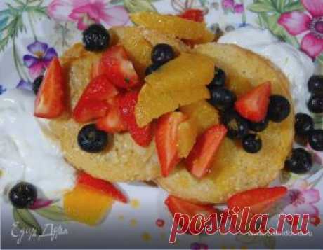 Французские гренки с апельсином и ягодами .