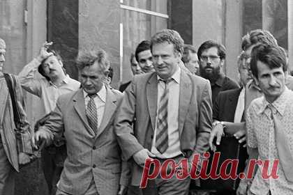 Жириновский заявил о попытке митингующих сжечь его в дни путча ГКЧП. Во время путча в августе 1991 года в Москве митингующие пытались перевернуть и сжечь автомобиль, в котором находился лидер ЛДПР Владимир Жириновский, рассказал политик. По его словам, людям не понравились призывы поддержать Государственный комитет по чрезвычайному положению (ГКЧП), а не президента Бориса Ельцина.