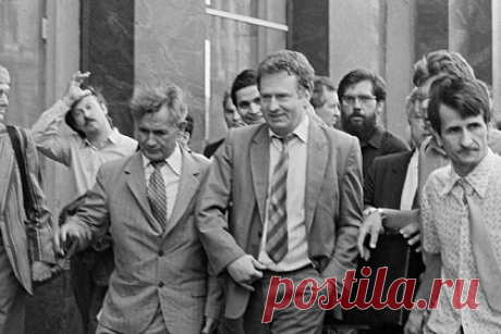 Жириновский заявил о попытке митингующих сжечь его в дни путча ГКЧП. Во время путча в августе 1991 года в Москве митингующие пытались перевернуть и сжечь автомобиль, в котором находился лидер ЛДПР Владимир Жириновский, рассказал политик. По его словам, людям не понравились призывы поддержать Государственный комитет по чрезвычайному положению (ГКЧП), а не президента Бориса Ельцина.