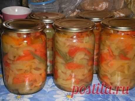Перец маринованный!
На 3 кг очищенного перца. 
Маринад - 1 литр воды,1,5 стакана уксуса, 1стакан раст.масла,1,5 стакана сахарного песка, 2 ст.ложки соли. 
Маринад вскипятить,туда же положить очищенный перец нарезанный на 2-4 части (я резала соломкой) и варить 5 минут после закипания, затем сложить в стерилизованные банки с залитым горячим рассолом, закатать и укутать.
Приятного аппетита!