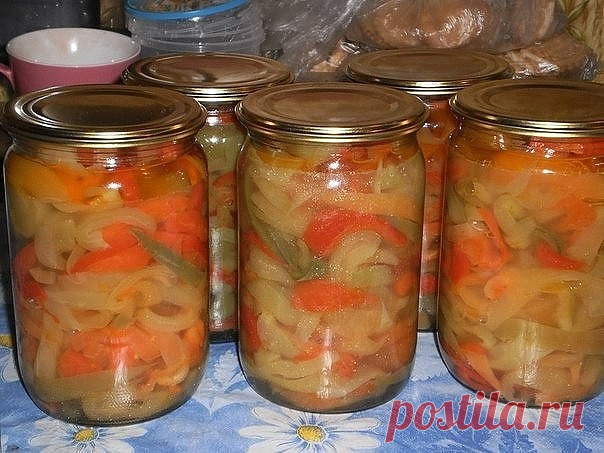 Перец маринованный!
На 3 кг очищенного перца. 
Маринад - 1 литр воды,1,5 стакана уксуса, 1стакан раст.масла,1,5 стакана сахарного песка, 2 ст.ложки соли. 
Маринад вскипятить,туда же положить очищенный перец нарезанный на 2-4 части (я резала соломкой) и варить 5 минут после закипания, затем сложить в стерилизованные банки с залитым горячим рассолом, закатать и укутать.
Приятного аппетита!