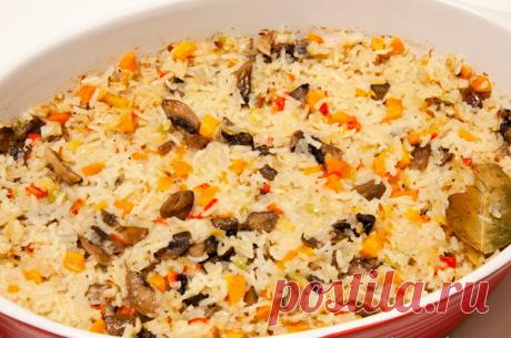 Плов с грибами и овощами
Простейший рецепт ароматного плова с грибами, рисом, сладким перцем, луком и морковью.