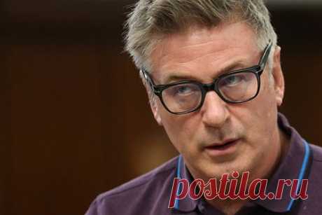 Прокуроры рассказали об угрозе новых обвинений против Алека Болдуина. Несмотря на сообщения о том, что специальные прокуроры в Нью-Мексико планируют снять с Алека Болдуина уголовные обвинения в непредумышленном убийстве кинооператора на съемках фильма «Ржавчина», актеру и продюсеру все еще могут быть предъявлены обвинения. Об этом говорится в заявлении специальных прокуроров.