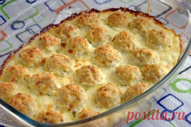 Нежные куриные шарики в сырно-сливочном соусе 1. Куриное филе нужно слегка отбить и мелко порезать (отбить забыла, зато филе было чуть подмороженное и резать мелко было легко)  2. Затем добавить туда мелко шинкованный лук, посолить, поперчить, выбить яйцо.  3. Хорошенько перемешать.  4. Теперь возьмите