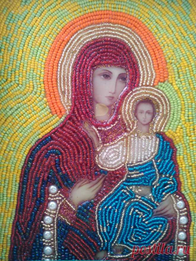 VIRGEN DEL PERPETUO SOCORRO
Imagen decorada con chaquiras y perlas