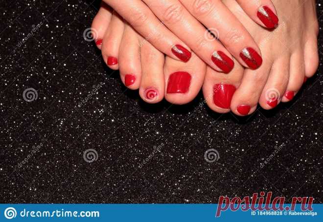 Красные педикюр и маникюр. Ноги и руки женщины на черном фоне Стоковое Фото - изображение насчитывающей человек, девушка: 184968828