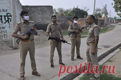 Запугавший семью экзорцист год насиловал родную сестру с позволения матери. В Индии полиция задержала запугавшего родных мужчину, который год насиловал родную сестру. Девушка обратилась в полицию родного города Канпур и обвинила родственника в том, что он в течение года принуждал ее к сексу и избивал. При этом семья боялась вступиться, так как мужчина является мастером тантры.