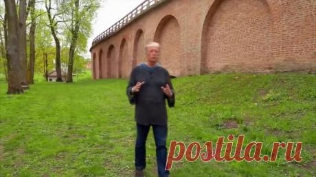 Запись на стене — Выражение «Над кем смеётесь — над собой смеётесь» по сей день актуально?  — Ну, вообще желательно, чтобы это было с нами пожизненно! Когда человек умеет посмеяться над собой — он развивается. Поэтому, я думаю, что Россия, смеясь над собой, очень мощно развивается. И она гораздо быстрее двигается вперёд, сочиняя анекдоты, нежели в результате политических баталий и выборов. От выборов вообще ничего не зависит, это кашица! Я вам скажу — люди делятся ...