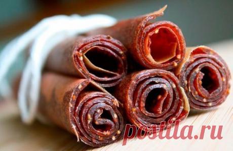 ПАСТИЛА – ХОРОШАЯ АЛЬТЕРНАТИВА КОНФЕТАМ Простые рецепты Даже родителям, старающимся вырастить ребенка здоровым, редко удаётся избежать фабричных сладостей. Лично я не встречала в своей жизни ни одного маленького человека, который бы не любил сладкое. Вопрос полезности-вредности тех самых конфет встал в нашей семье очень остро, когда родилась внучка. Какие только альтернативы не предлагались! И мёд, и варенье, и домашние йогурты, и сухофрукты… А ребенок упорно просил шоколадки и конфеты. Но вот…