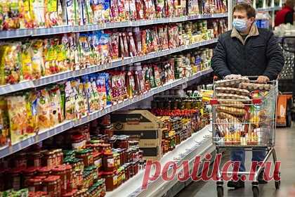 Российские торговые сети предложили Минпромторгу способ борьбы со спекулянтами. Крупнейшие торговые сети просят разрешить им ограничивать продажу ряда товаров с минимальной наценкой в одни руки для борьбы со спекулянтами, сообщает Минпромторг. Ретейлеры указали, что в ряде регионов появились случаи, когда перекупщики тоннами приобретали социально значимые продукты питания.