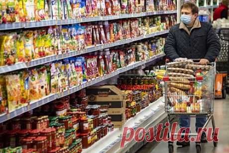 Российские торговые сети предложили Минпромторгу способ борьбы со спекулянтами. Крупнейшие торговые сети просят разрешить им ограничивать продажу ряда товаров с минимальной наценкой в одни руки для борьбы со спекулянтами, сообщает Минпромторг. Ретейлеры указали, что в ряде регионов появились случаи, когда перекупщики тоннами приобретали социально значимые продукты питания.