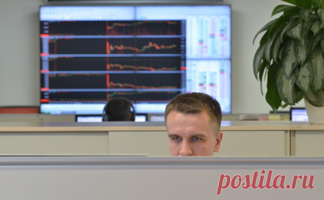 Аналитики оценили рост премии за риск для российского рынка акций. Премия за риск инвестирования в российские акции выросла до 10–12%, оценили в «Атоне», но это не является препятствием для роста рынка. Более существенное давление на котировки оказывают высокие ставки по депозитам и облигациям