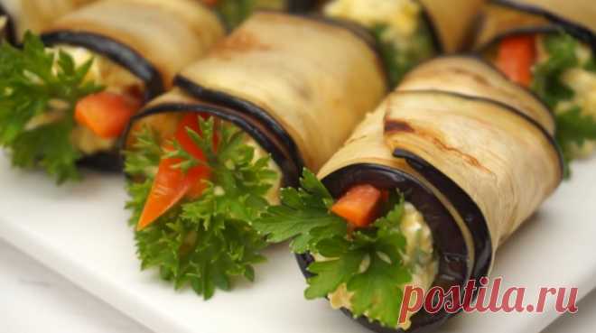 Рулеты из баклажанов с сыром: со стола разлетаются первыми В середине лета начинают спеть на грядках баклажаны: пожалуй, одни из самых любимых и популярных овощей. «Синенькие», как их называют в народе, используют для приготовления супов, салатов, закусок, де…