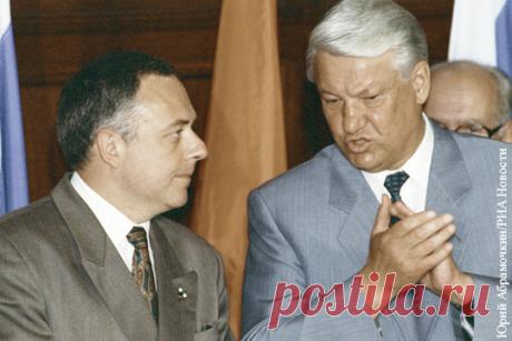 Как Ельцин уничтожил внешнюю политику СССР 18 декабря 1991 года МИД СССР прекратил свое существование, а все его имущество и полномочия были переданы МИД РФ. Вместе с уничтожением великой страны была убита и ее внешняя политика. Кто именно и каким образом перехватывал власть у союзного внешнеполитического руководства? И был ли шанс избежать этой катастрофы?